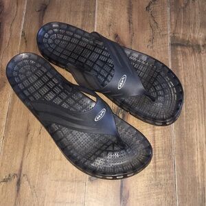 Sensi Sandals’ Maui Black Smoke